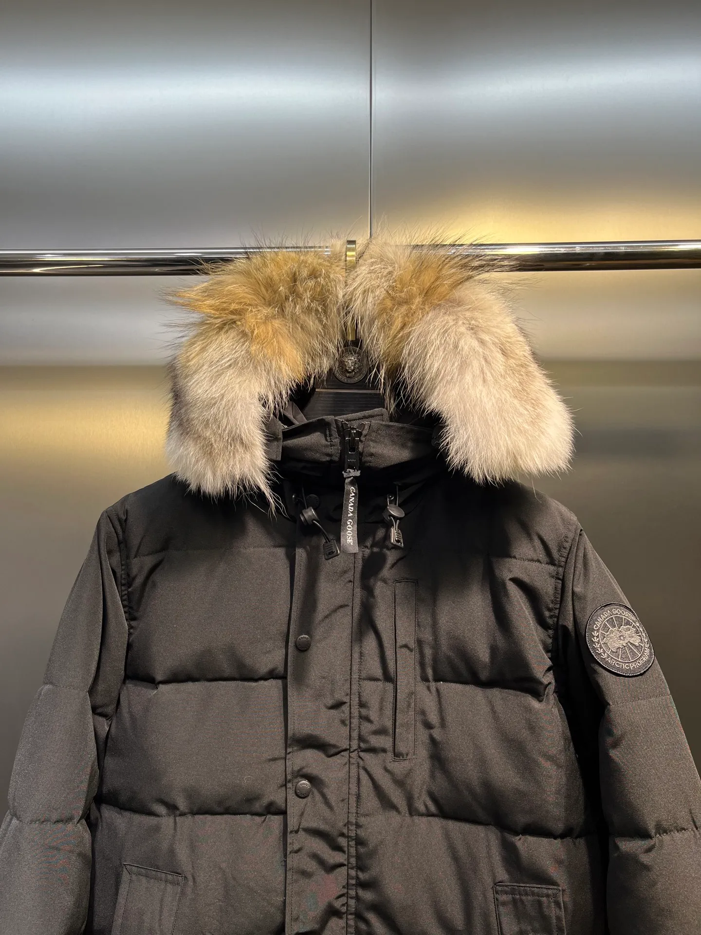P860 Canada Goose 14 models Canada Goose🌟 Natural Siberian coyote fur collar, the delicate and strong feel, is the sense of life that comes from the erosion of natural wind and frost! Authentic version! All the details are in place! The fabric is made of high-density nano-level waterproof fabric, which is windproof and wear-resistant, and has a certain thickness! The down is 90% national standard white duck down, which can be taken for testing. It uses an imported down flushing machine for accurate down flushing! The grams are guaranteed to be the same. It will not be like the hand racing in small workshops, resulting in more velvet here and less velvet there. The zipper is the YKK brand used by Canada Goose! Smooth and comfortable on both sides! In order to prevent cold wind from pouring in, a double closure design is adopted. On the premise of the traditional zipper fly, a secondary closure with large military buttons is used to bring better warmth retention effect. It retains the classic hooded design and uses super large luxurious wolf fur to protect against wind and cold! The fur collar is removable! It doesn’t matter how low the temperature is this winter, a big goose suit is enough. I’ll give you the wind and temperature!  Size: s-xxl